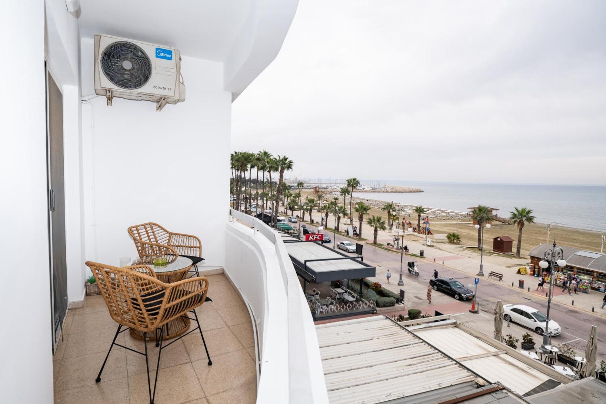 Lazuli Sea View Beachfront Ap 21 Larnaca Dış mekan fotoğraf