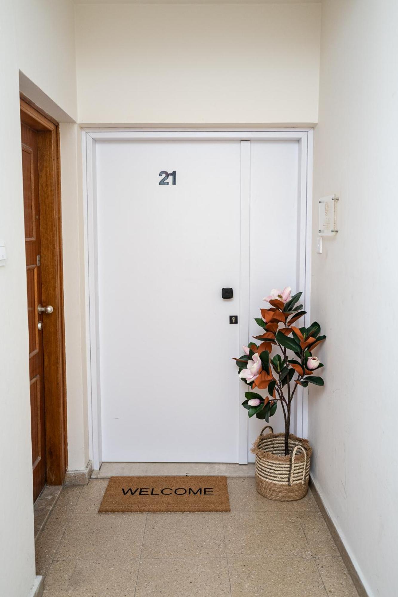 Lazuli Sea View Beachfront Ap 21 Larnaca Dış mekan fotoğraf