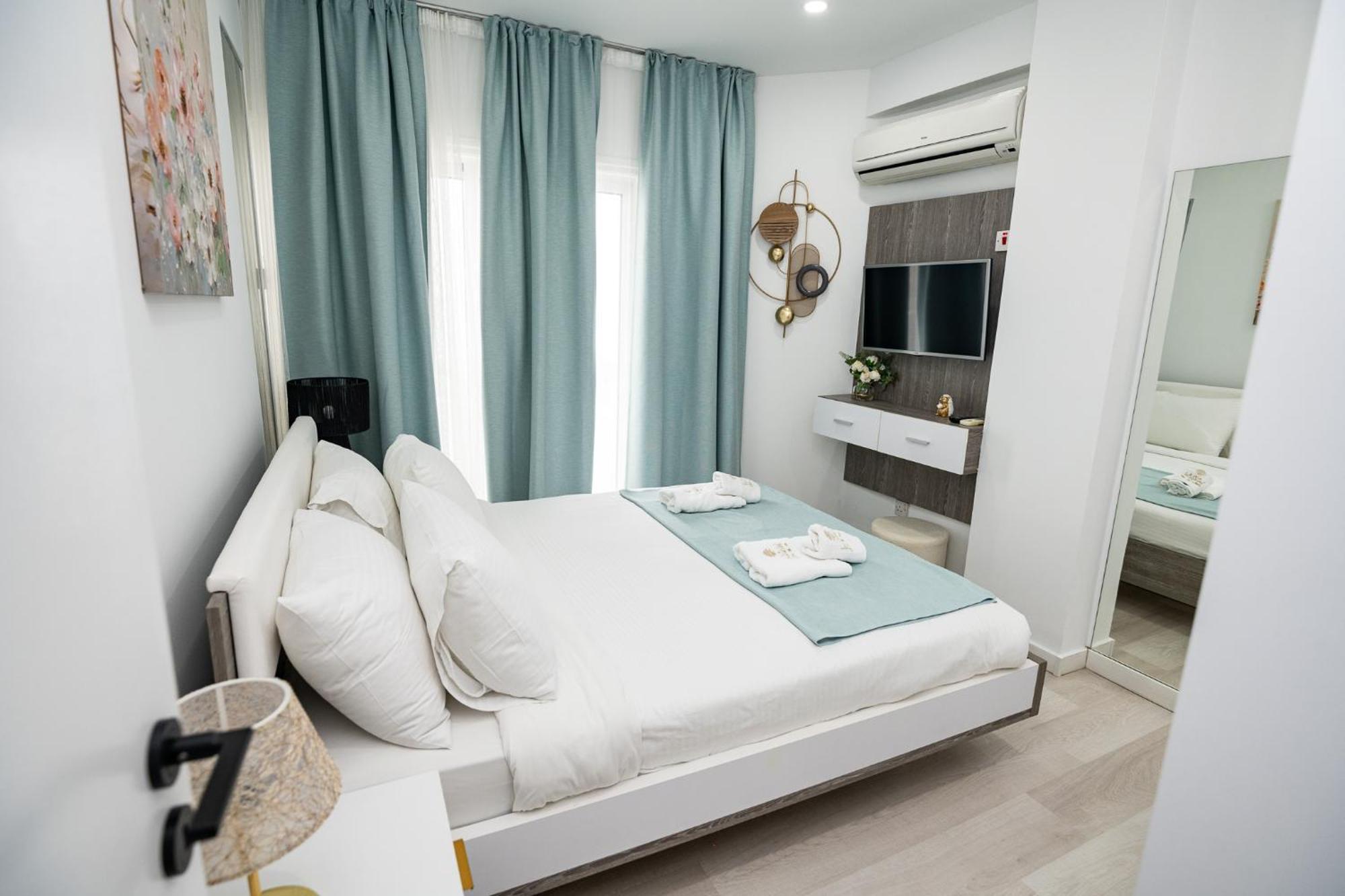 Lazuli Sea View Beachfront Ap 21 Larnaca Dış mekan fotoğraf