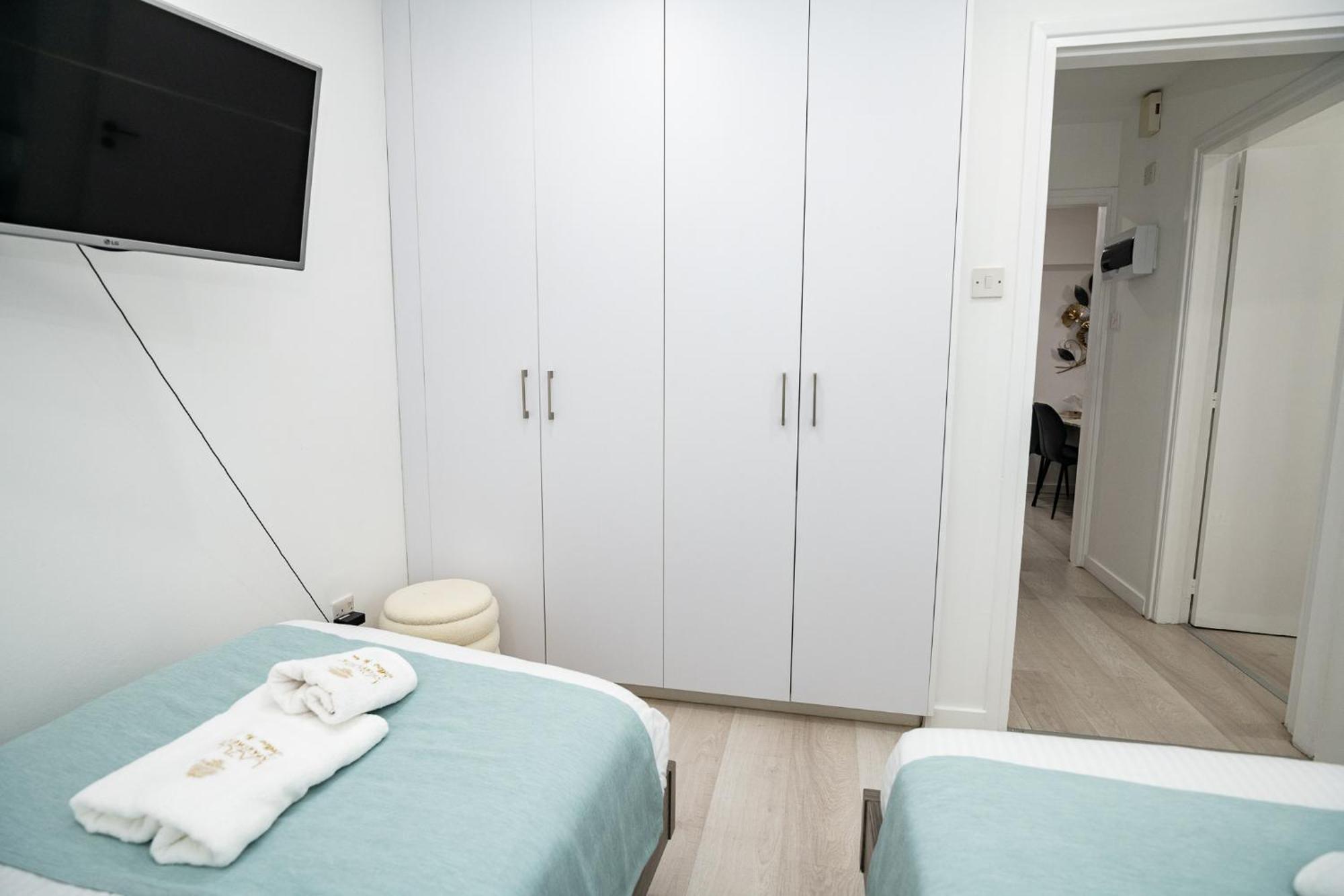 Lazuli Sea View Beachfront Ap 21 Larnaca Dış mekan fotoğraf