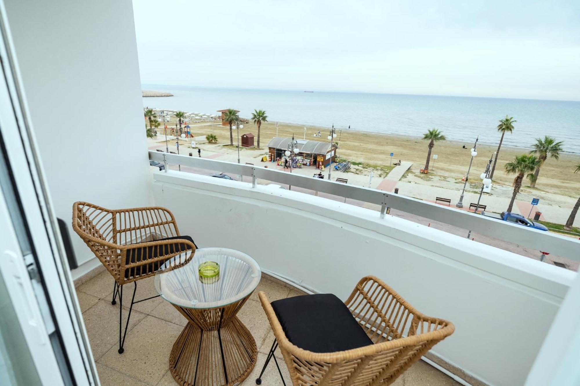 Lazuli Sea View Beachfront Ap 21 Larnaca Dış mekan fotoğraf