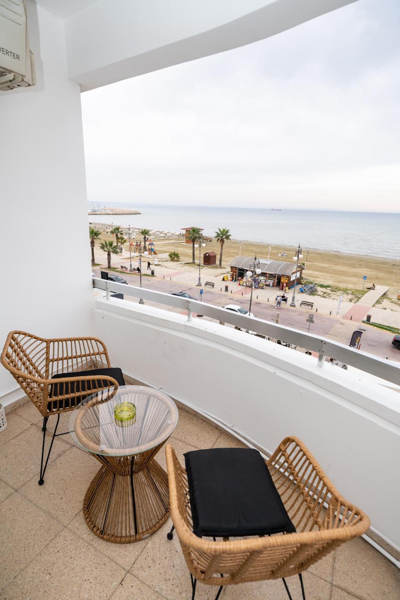 Lazuli Sea View Beachfront Ap 21 Larnaca Dış mekan fotoğraf
