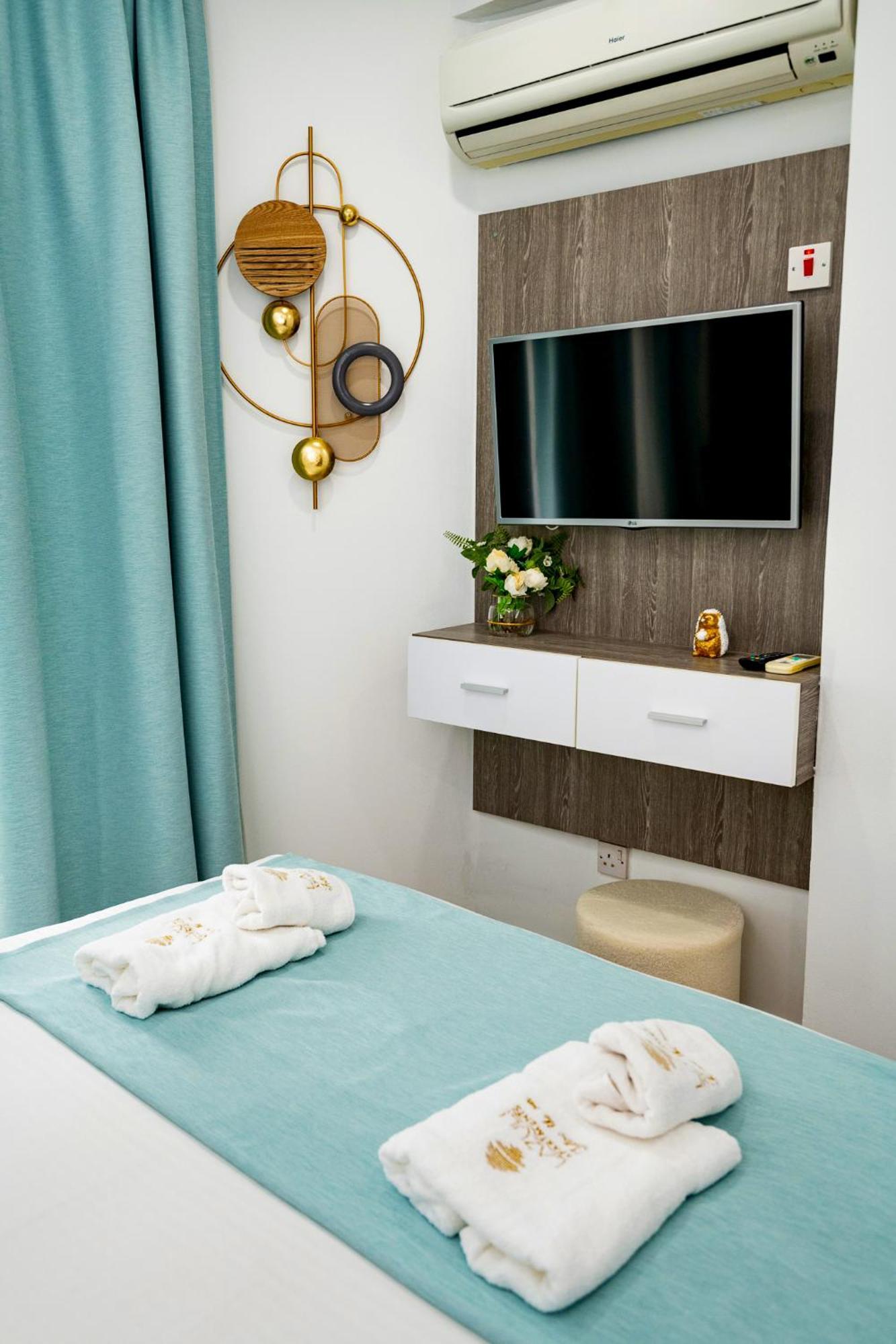 Lazuli Sea View Beachfront Ap 21 Larnaca Dış mekan fotoğraf