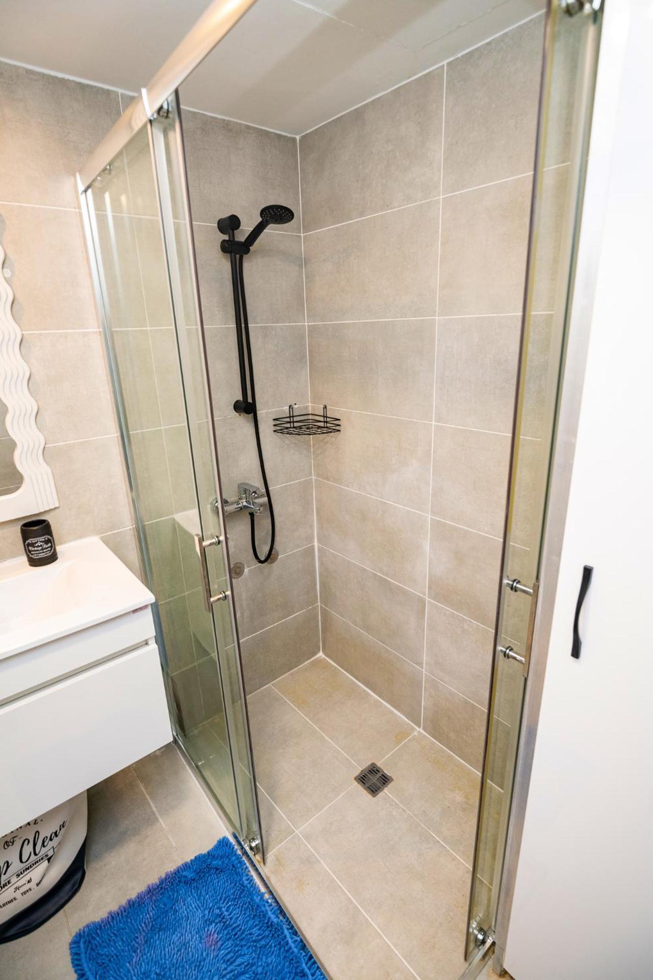 Lazuli Sea View Beachfront Ap 21 Larnaca Dış mekan fotoğraf