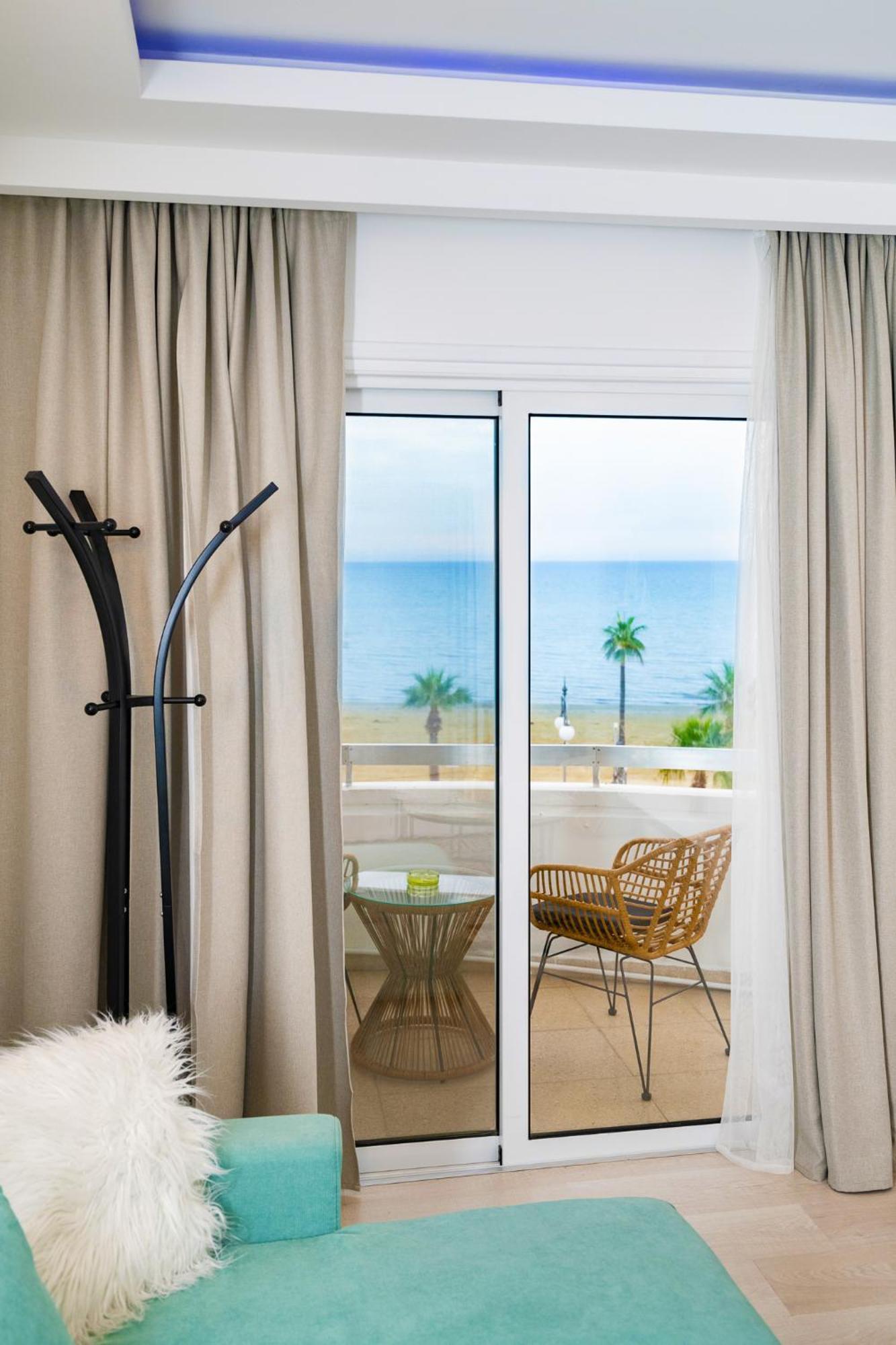 Lazuli Sea View Beachfront Ap 21 Larnaca Dış mekan fotoğraf