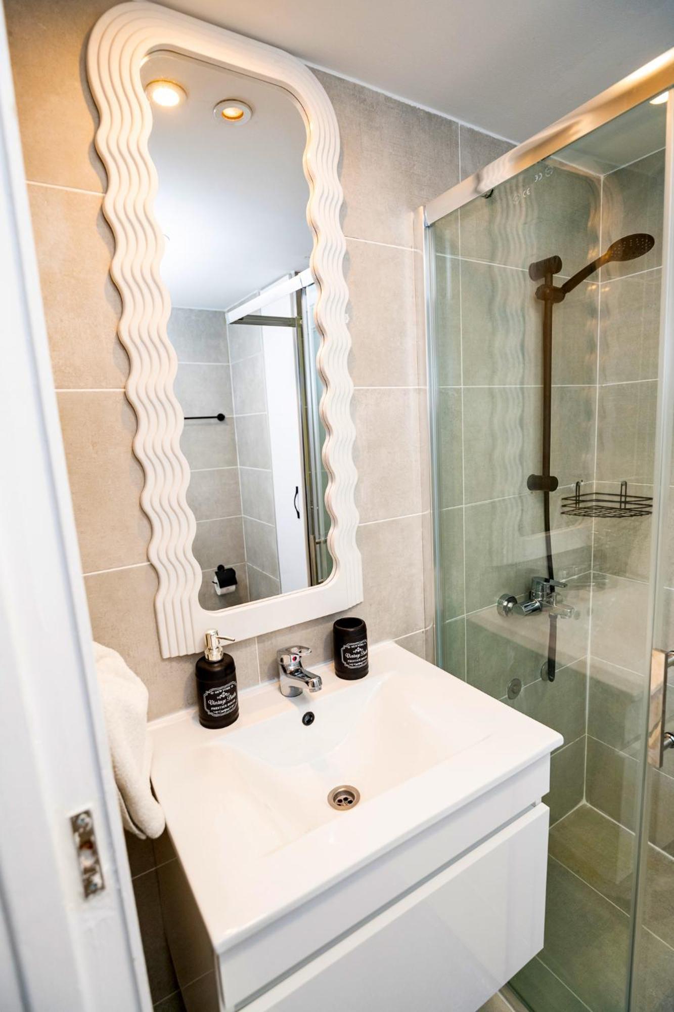 Lazuli Sea View Beachfront Ap 21 Larnaca Dış mekan fotoğraf