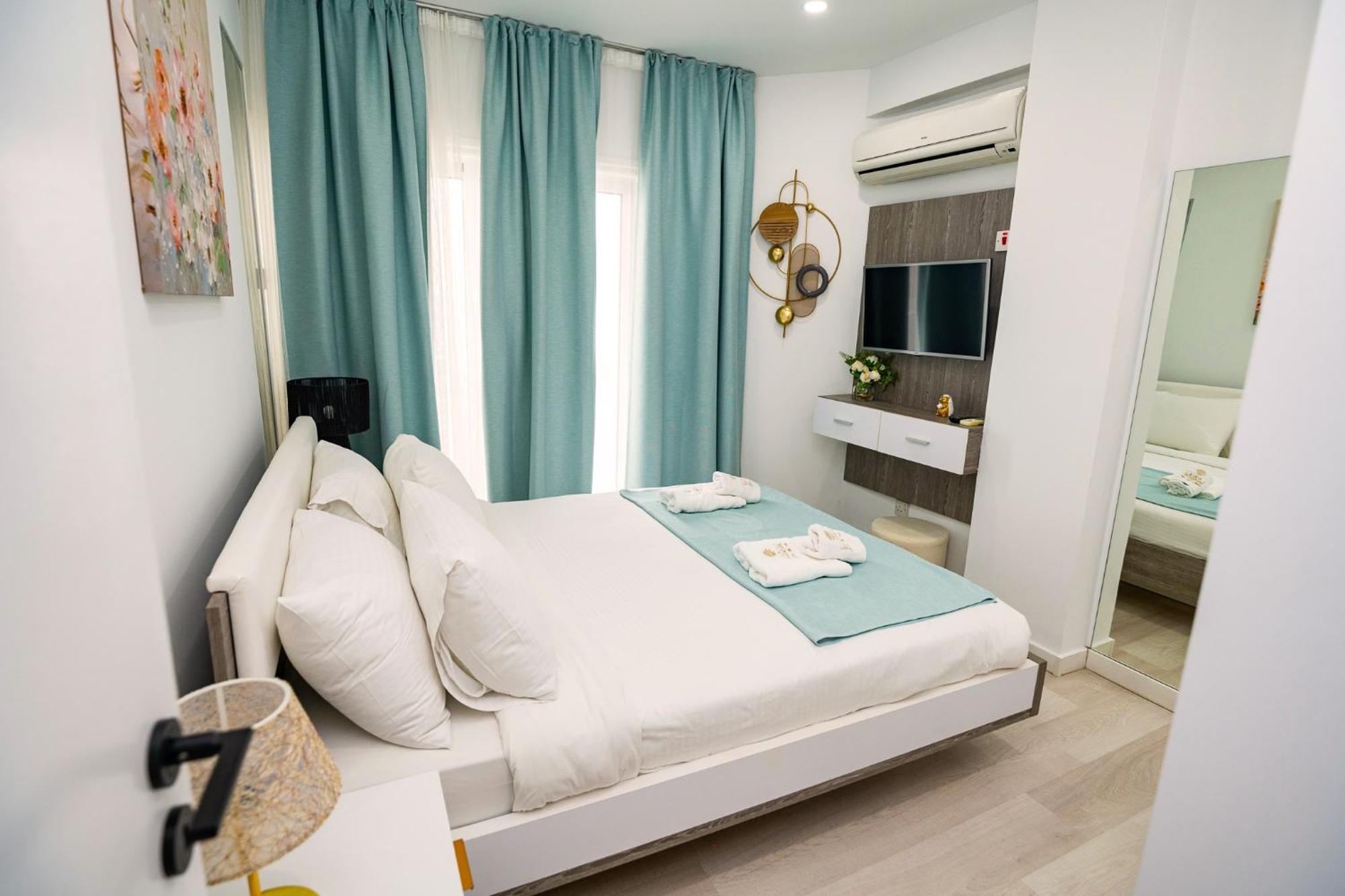 Lazuli Sea View Beachfront Ap 21 Larnaca Dış mekan fotoğraf
