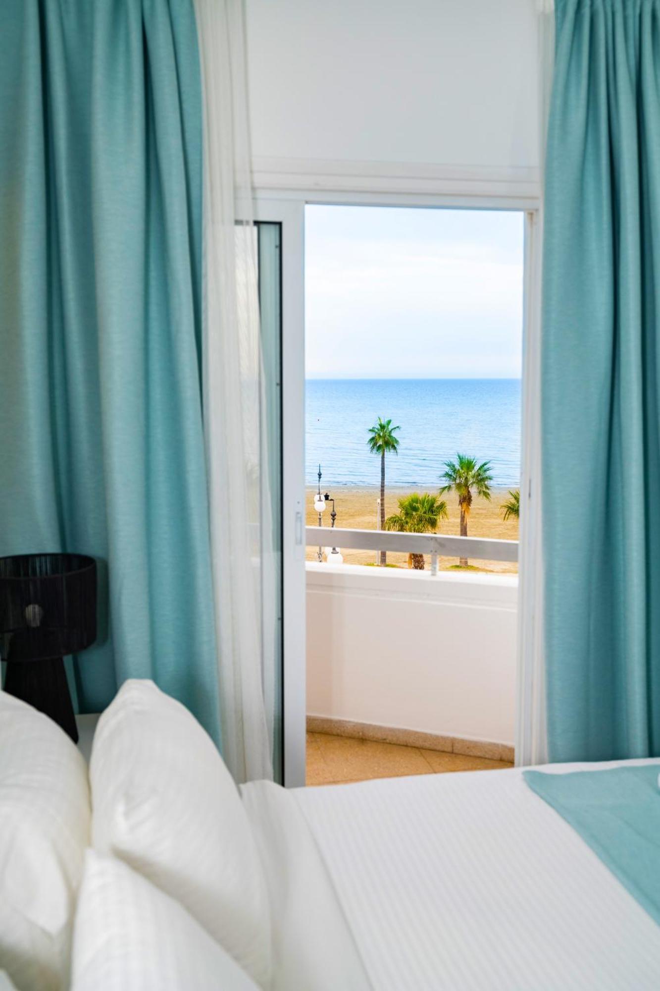Lazuli Sea View Beachfront Ap 21 Larnaca Dış mekan fotoğraf