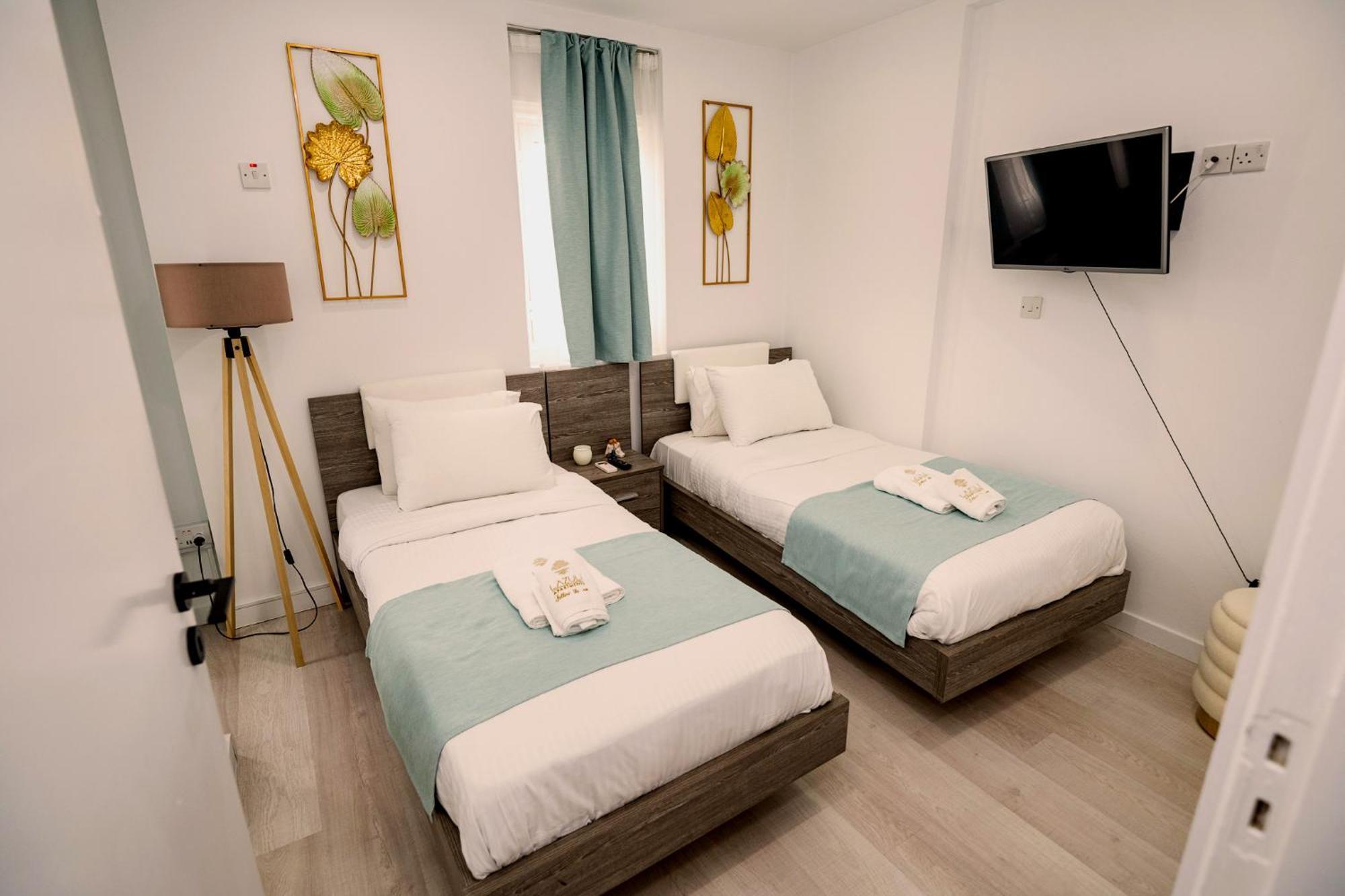 Lazuli Sea View Beachfront Ap 21 Larnaca Dış mekan fotoğraf