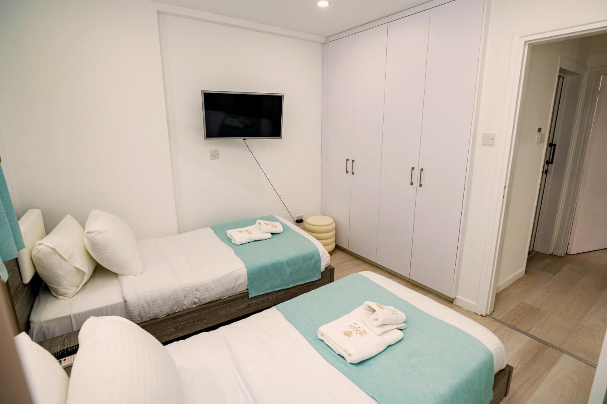 Lazuli Sea View Beachfront Ap 21 Larnaca Dış mekan fotoğraf