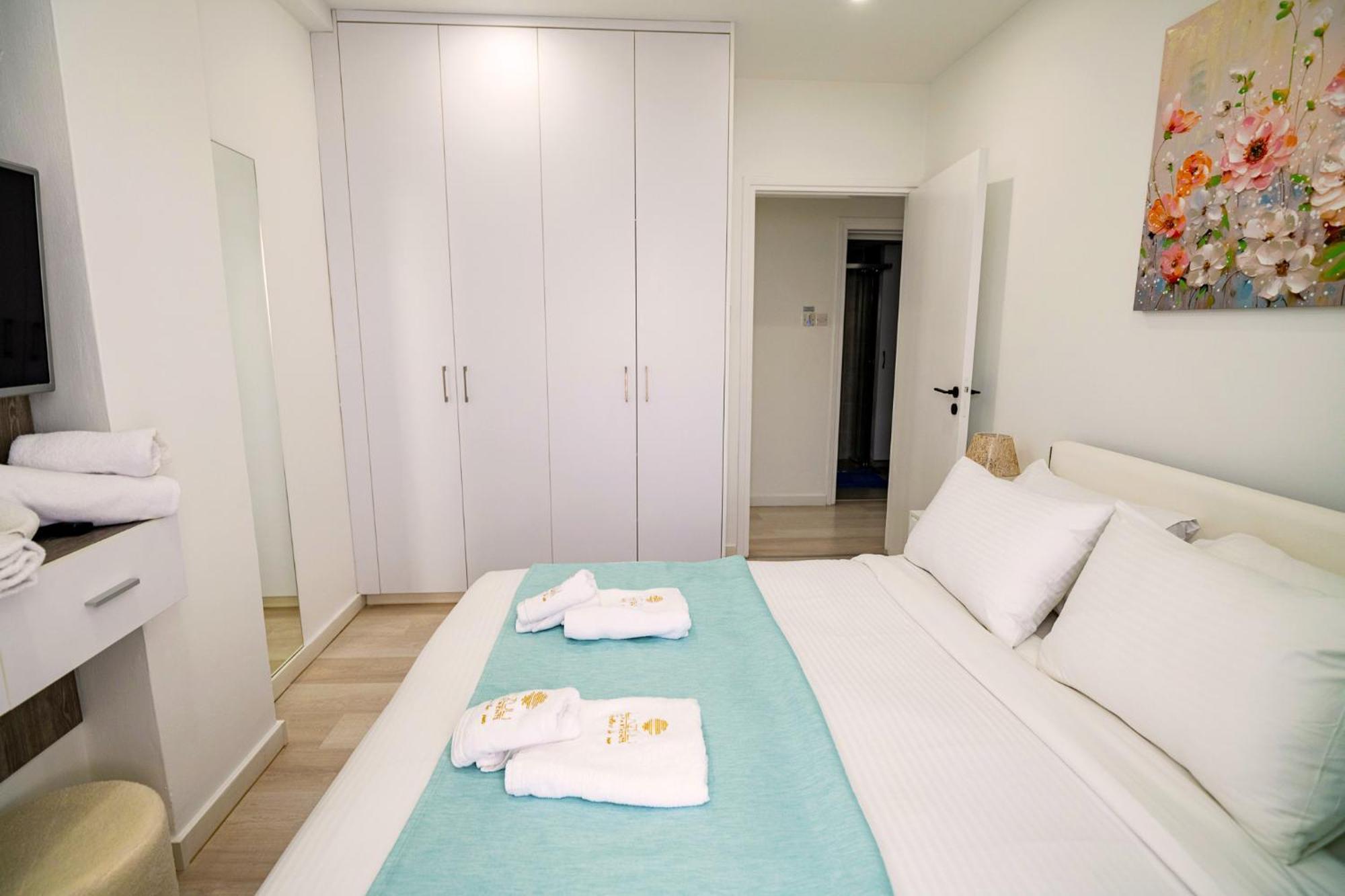 Lazuli Sea View Beachfront Ap 21 Larnaca Dış mekan fotoğraf